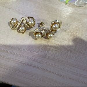 Vintage Gold plated imitation pearl Coro signed clip on earrings